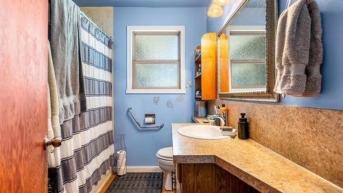 604 Ibbitson Street, Creston, BC - Indoor Photo Showing Bathroom