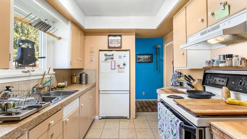 604 Ibbitson Street, Creston, BC - Indoor Photo Showing Kitchen With Double Sink