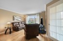 Salon - 3-5340 Rue De Leslie, Brossard, QC  - Indoor 