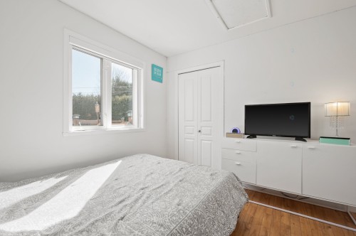 Chambre à coucher - 243 32E Avenue, Sainte-Marthe-Sur-Le-Lac, QC - Indoor Photo Showing Bedroom