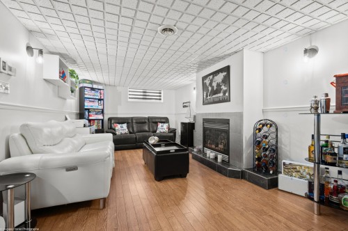 Salle familiale - 243 32E Avenue, Sainte-Marthe-Sur-Le-Lac, QC - Indoor With Fireplace