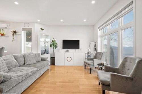Salon - 243 32E Avenue, Sainte-Marthe-Sur-Le-Lac, QC - Indoor Photo Showing Living Room