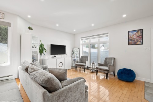 Salon - 243 32E Avenue, Sainte-Marthe-Sur-Le-Lac, QC - Indoor Photo Showing Living Room