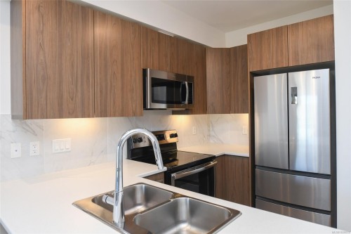 #314-3070 Kilpatrick Ave, Courtenay, BC - Indoor Photo Showing Kitchen With Stainless Steel Kitchen With Double Sink With Upgraded Kitchen