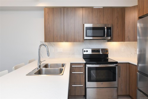 #314-3070 Kilpatrick Ave, Courtenay, BC - Indoor Photo Showing Kitchen With Stainless Steel Kitchen With Double Sink With Upgraded Kitchen