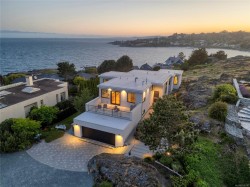 408 Newport Ave Oak Bay, BC V8S 5C5