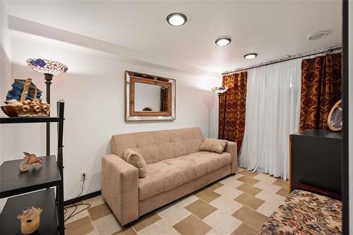 230 Lake Ave, Lac Du Bonnet, MB 