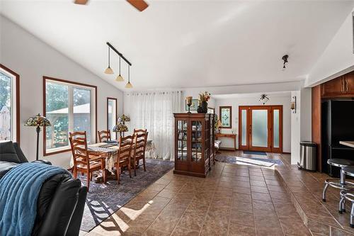 230 Lake Ave, Lac Du Bonnet, MB 