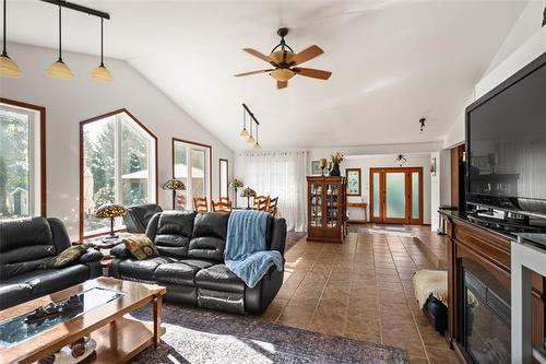 230 Lake Ave, Lac Du Bonnet, MB 