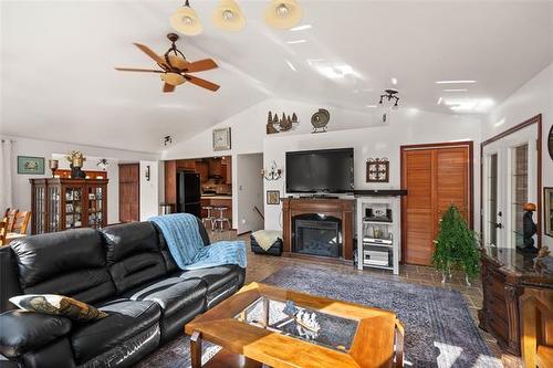230 Lake Ave, Lac Du Bonnet, MB 