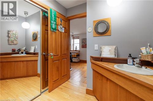 212 Bay Street S, Hamilton, ON - Indoor Photo Showing Bathroom