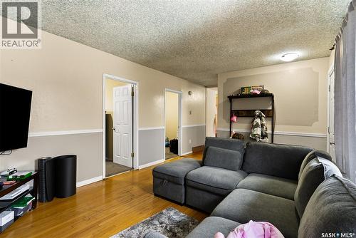 1561 Regent Street, Regina, SK - Indoor Photo Showing Living Room