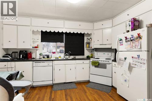 1561 Regent Street, Regina, SK - Indoor Photo Showing Kitchen With Double Sink