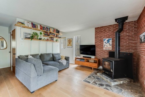 Living Room - 16 Mtée Juniper, Chelsea, QC - Indoor Photo Showing Living Room With Fireplace