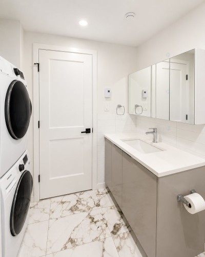 Bathroom - 10768 Rue Berri, Montréal (Ahuntsic-Cartierville), QC - Indoor Photo Showing Laundry Room