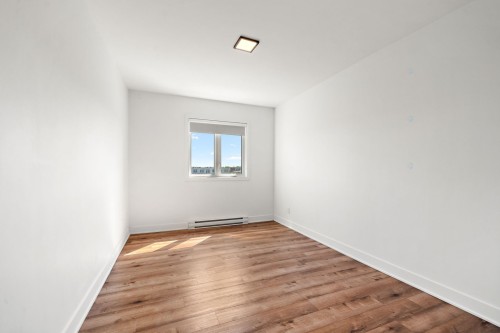 Bedroom - 403-645 Rue René-Lecavalier, Terrebonne (Terrebonne), QC - Indoor Photo Showing Other Room