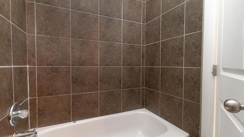 477 Clifton Road, Kelowna, BC - Indoor Photo Showing Bathroom