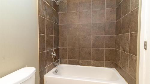 477 Clifton Road, Kelowna, BC - Indoor Photo Showing Bathroom