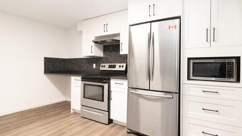 477 Clifton Road, Kelowna, BC - Indoor Photo Showing Kitchen With Stainless Steel Kitchen