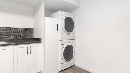 477 Clifton Road, Kelowna, BC - Indoor Photo Showing Laundry Room