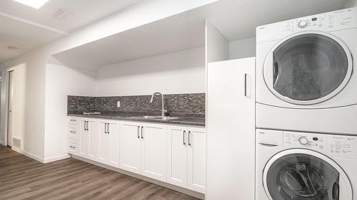 477 Clifton Road, Kelowna, BC - Indoor Photo Showing Laundry Room