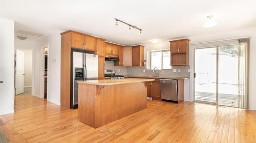 477 Clifton Road, Kelowna, BC - Indoor Photo Showing Kitchen