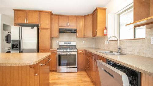 477 Clifton Road, Kelowna, BC - Indoor Photo Showing Kitchen With Stainless Steel Kitchen With Double Sink