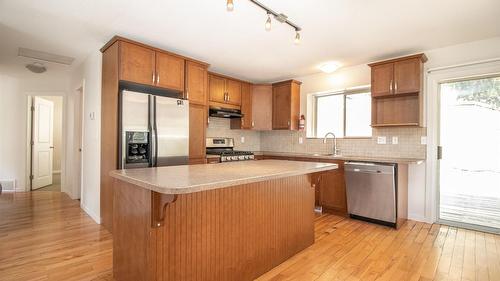 477 Clifton Road, Kelowna, BC - Indoor Photo Showing Kitchen