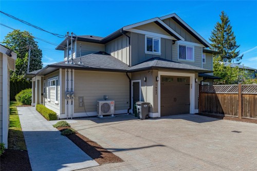 1602 Kenmore Rd  Saanich, BC V8N 2E4