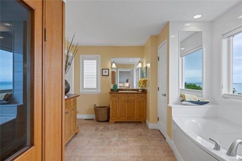 2995 Island Hwy West, Qualicum Beach, BC 