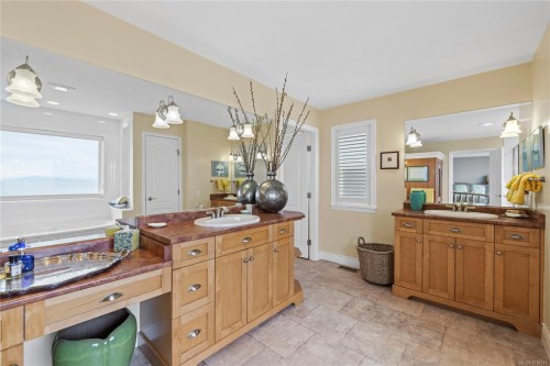 2995 Island Hwy West, Qualicum Beach, BC 