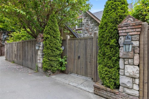 2995 Island Hwy West, Qualicum Beach, BC 