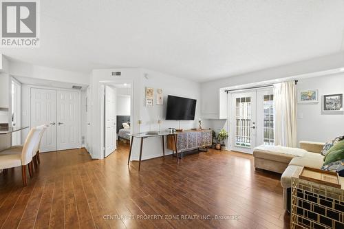 306 - 1440 Bishops Gate, Oakville, ON - Indoor Photo Showing Living Room
