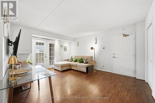 306 - 1440 Bishops Gate, Oakville, ON - Indoor Photo Showing Living Room