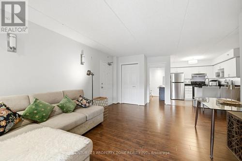 306 - 1440 Bishops Gate, Oakville, ON - Indoor Photo Showing Living Room