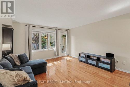 88 Strathaven Private, Ottawa, ON - Indoor Photo Showing Living Room