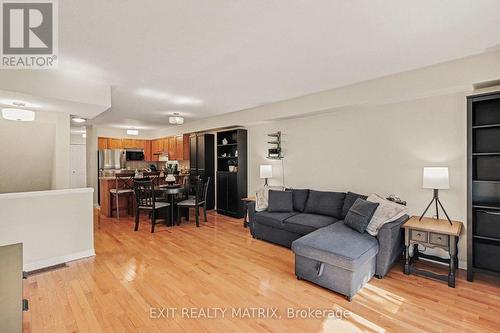 88 Strathaven Private, Ottawa, ON - Indoor Photo Showing Living Room