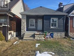 116 BARONS AVENUE N  Hamilton, ON L8H 5A7