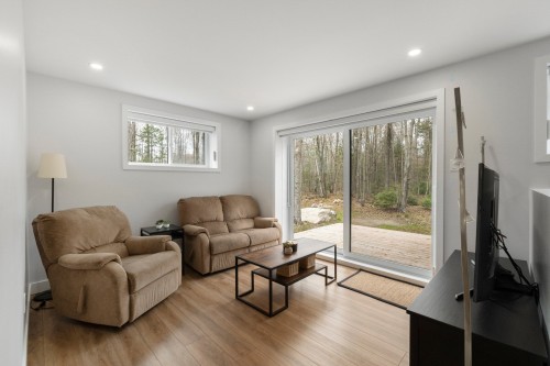 Salle familiale - 148 Ch. Du Roi, Saint-Hippolyte, QC - Indoor Photo Showing Living Room