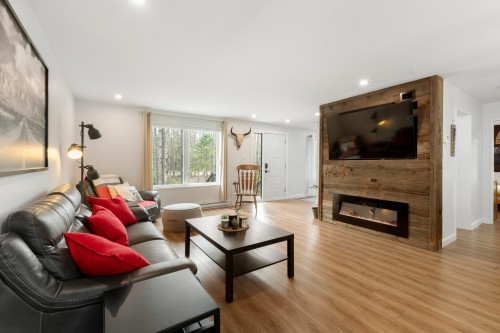 Salon - 148 Ch. Du Roi, Saint-Hippolyte, QC - Indoor Photo Showing Living Room With Fireplace