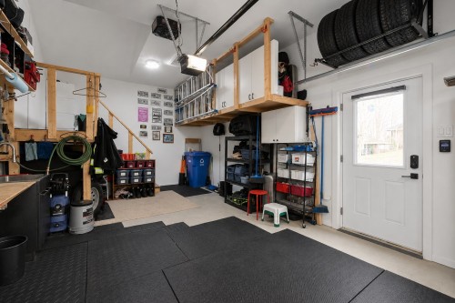 Garage - 148 Ch. Du Roi, Saint-Hippolyte, QC - Indoor Photo Showing Other Room