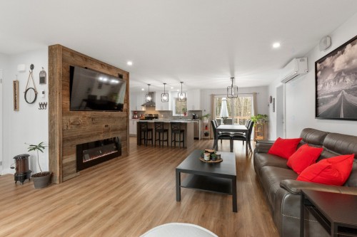 Salon - 148 Ch. Du Roi, Saint-Hippolyte, QC - Indoor Photo Showing Living Room With Fireplace
