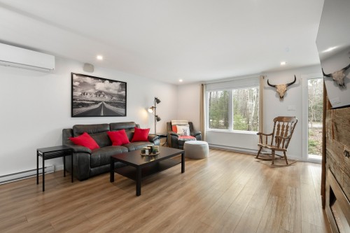 Salon - 148 Ch. Du Roi, Saint-Hippolyte, QC - Indoor Photo Showing Living Room