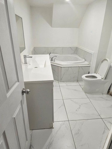 Salle de bains - 9342 Rue De Brome, Montréal (Lasalle), QC - Indoor Photo Showing Laundry Room