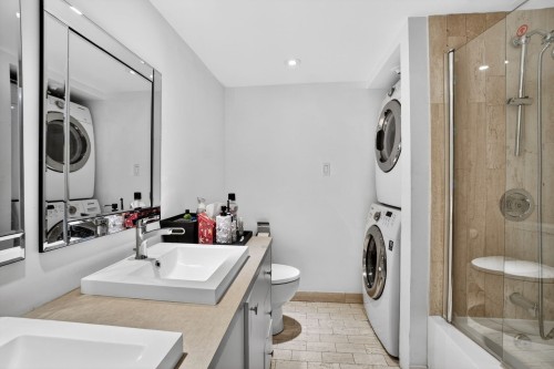Salle de bains - 205-3455 Rue Drummond, Montréal (Ville-Marie), QC - Indoor Photo Showing Laundry Room