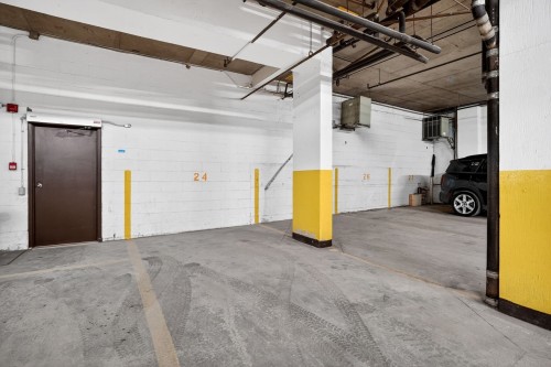 Garage - 205-3455 Rue Drummond, Montréal (Ville-Marie), QC - Indoor Photo Showing Garage