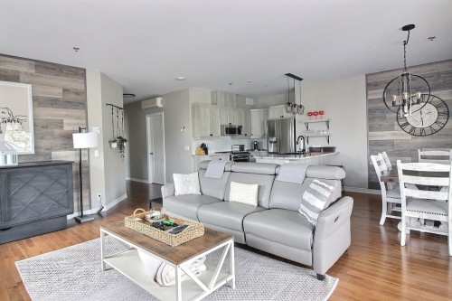 Overall view - 202-124 Boul. De Bromont, Bromont, QC - Indoor Photo Showing Living Room With Fireplace