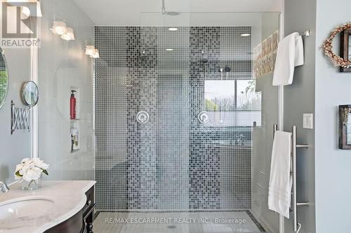 31 Algonquin Avenue, Hamilton, ON - Indoor Photo Showing Bathroom