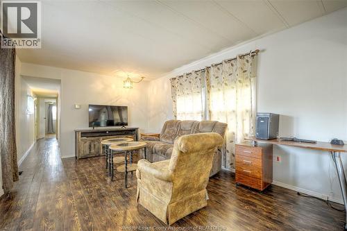 8 Ash Court, Mcgregor, ON - Indoor Photo Showing Living Room