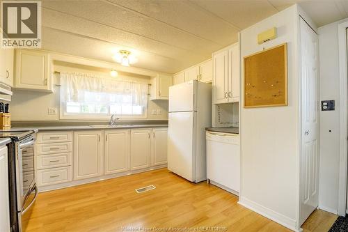 8 Ash Court, Mcgregor, ON - Indoor Photo Showing Kitchen